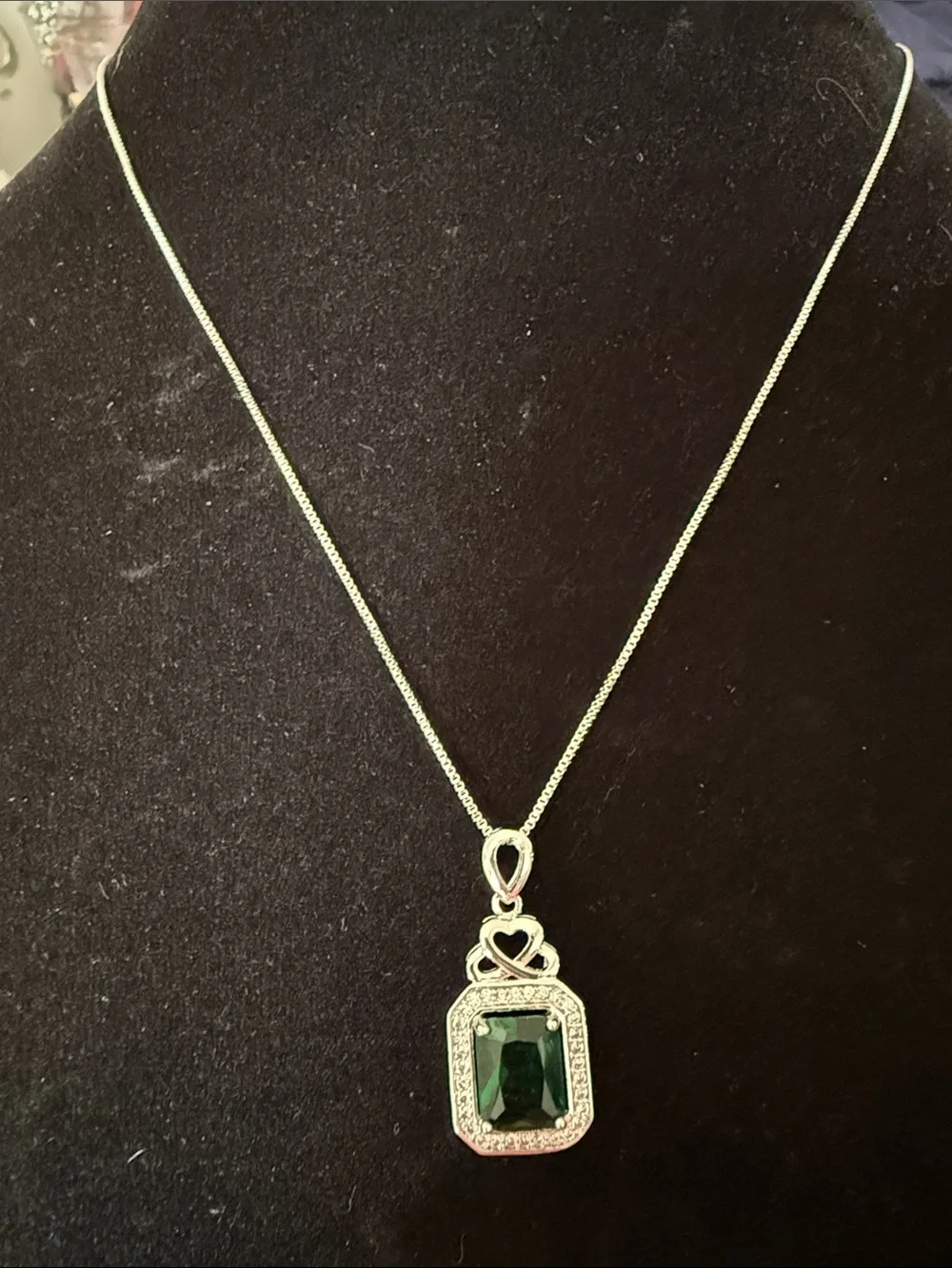 New Women’s 12” Faux Emerald Green with silver box chain necklace